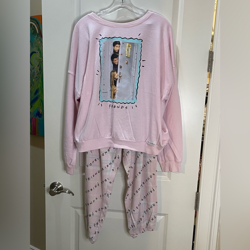 FRIENDS Light Pink Fleece Pajama Set Size 2X/18W-20W